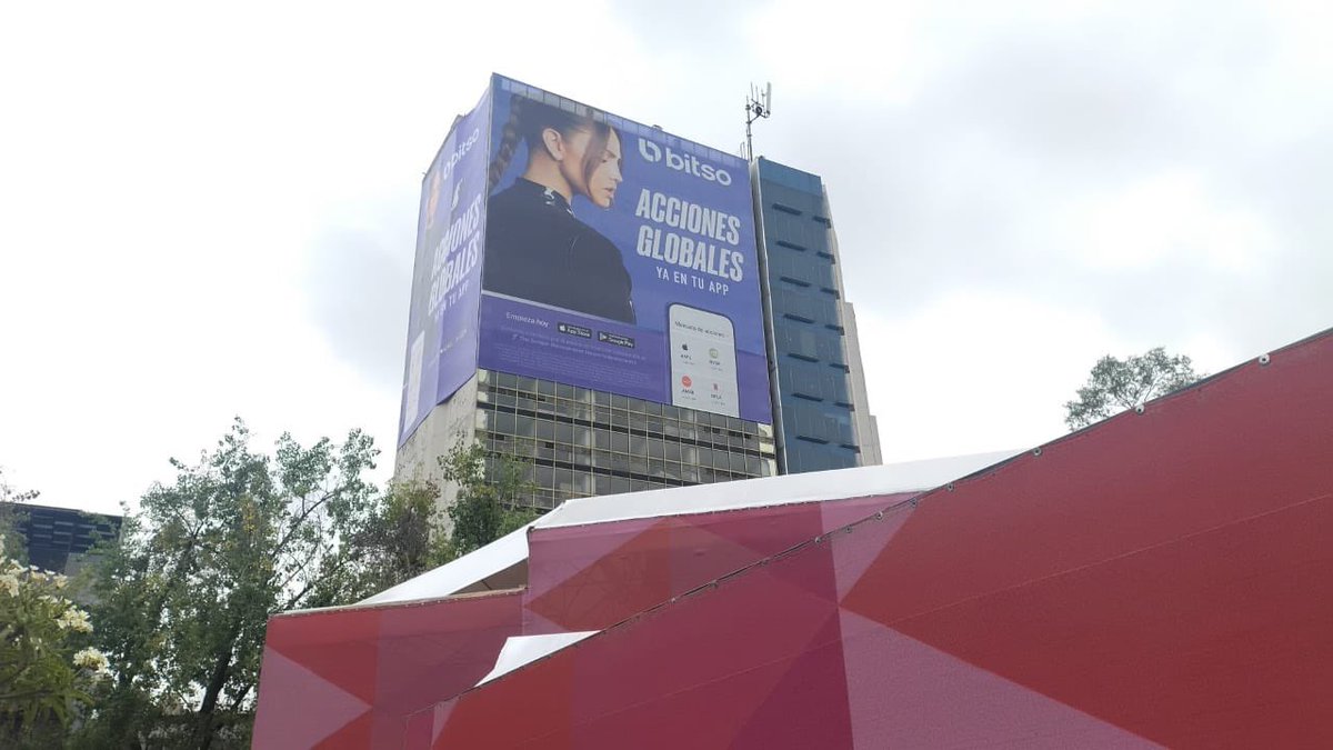 Itzel183590's tweet photo. #UltimaHora Un día sí y otro también aparece publicidad exterior ilegal en #CDMX. Ahora: Sullivan 9, San Rafael @AlcCuauhtemocMx tapa ventanas, no es muro ciego, pero si ilegal . 🚧 y qué hacen
@ClaraBrugadaM @MetropolisCDMX @juandepoco @inveacdmx @Bitso @PAOTmx @AlessandraRdlv https://t.co/eXGfh83d5J