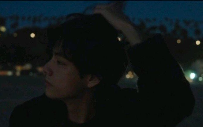 koovexz's tweet photo. #kooktae au     |     one more night ᯓ★

taehyung quiere que jungkook lo marque.

jungkook preferiría pasar otra eternidad solo antes que hacerlo.

el problema es que cada noche le cuesta más decir que no y más si aquel omega lo provoca. https://t.co/RTqSQ1YZeg