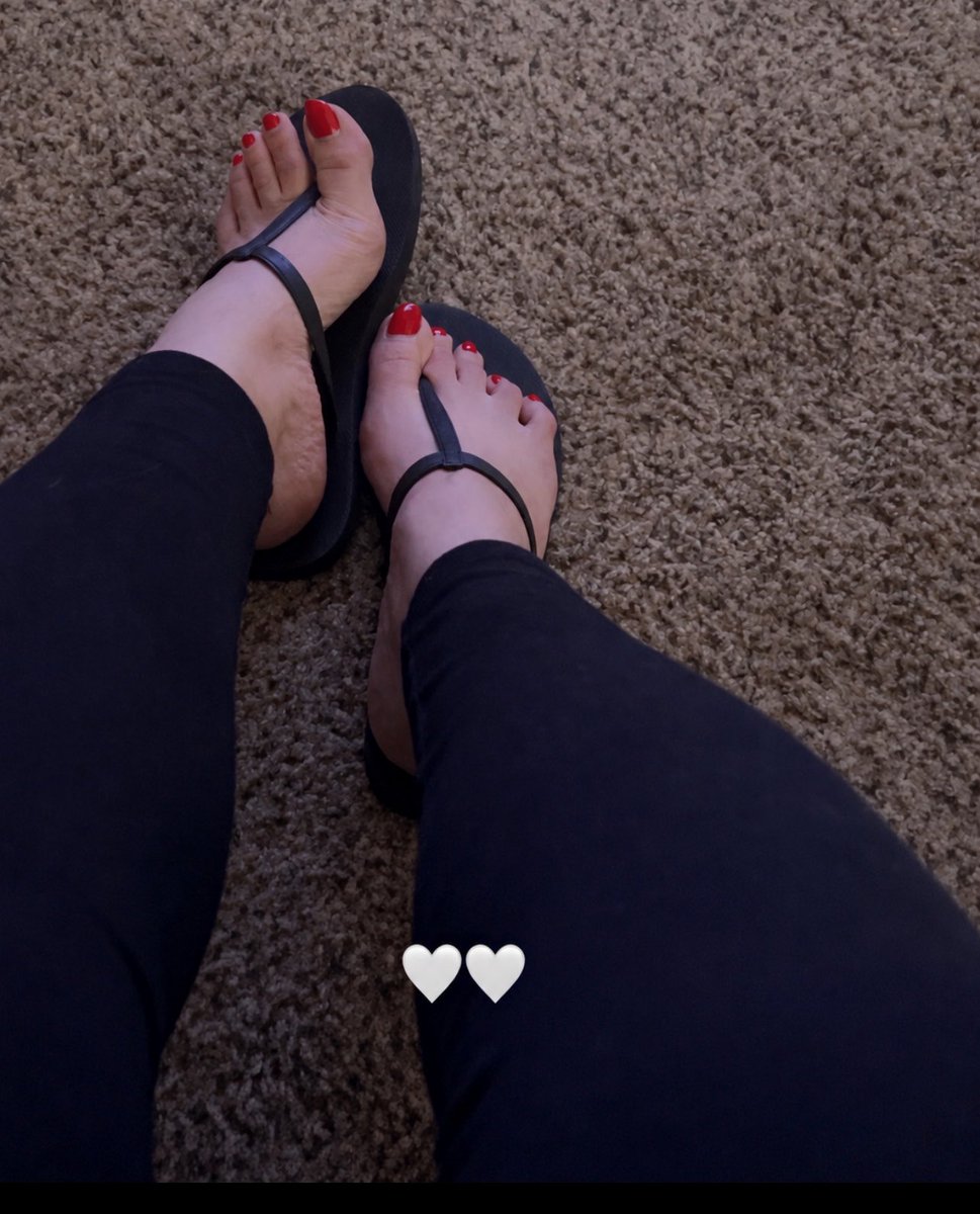 _GoddessMelanie's tweet photo. Let me show you my pretty red toes 
#toes #feetfetısh #feetworshi̇p https://t.co/I3iVehmhsb