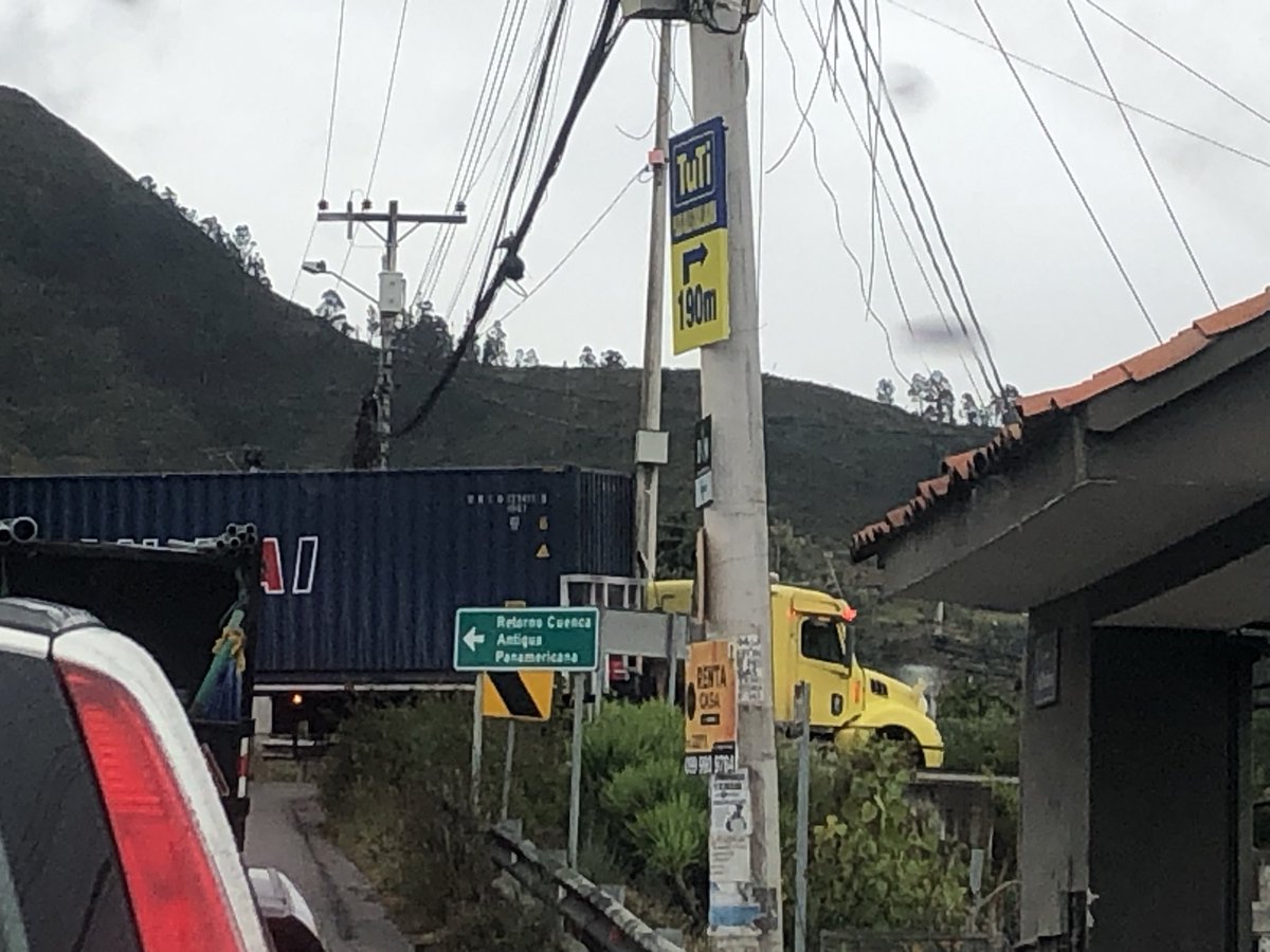 VHUGOVPE's tweet photo. @emov_ep @ECU911Austro en Challubamba este puente está restringido para tráfico pesado, nadie hace caso, cuando nuevamente el puente  presente daños, ya será tarde! Y rompió unos cables! https://t.co/FMMhCwAgO3