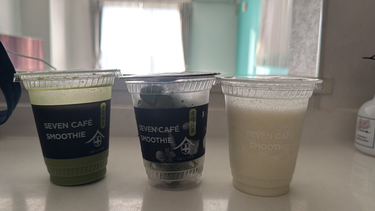 x_pui_x's tweet photo. わーい🙌早朝からセブンスムージー半額ゲット〜☘️

これマシン一個につき3分くらいかかるから時間帯によって、そしてまとめ買いする人おるやろうし混みそうだな🤔 https://t.co/ql4HAFMlxp