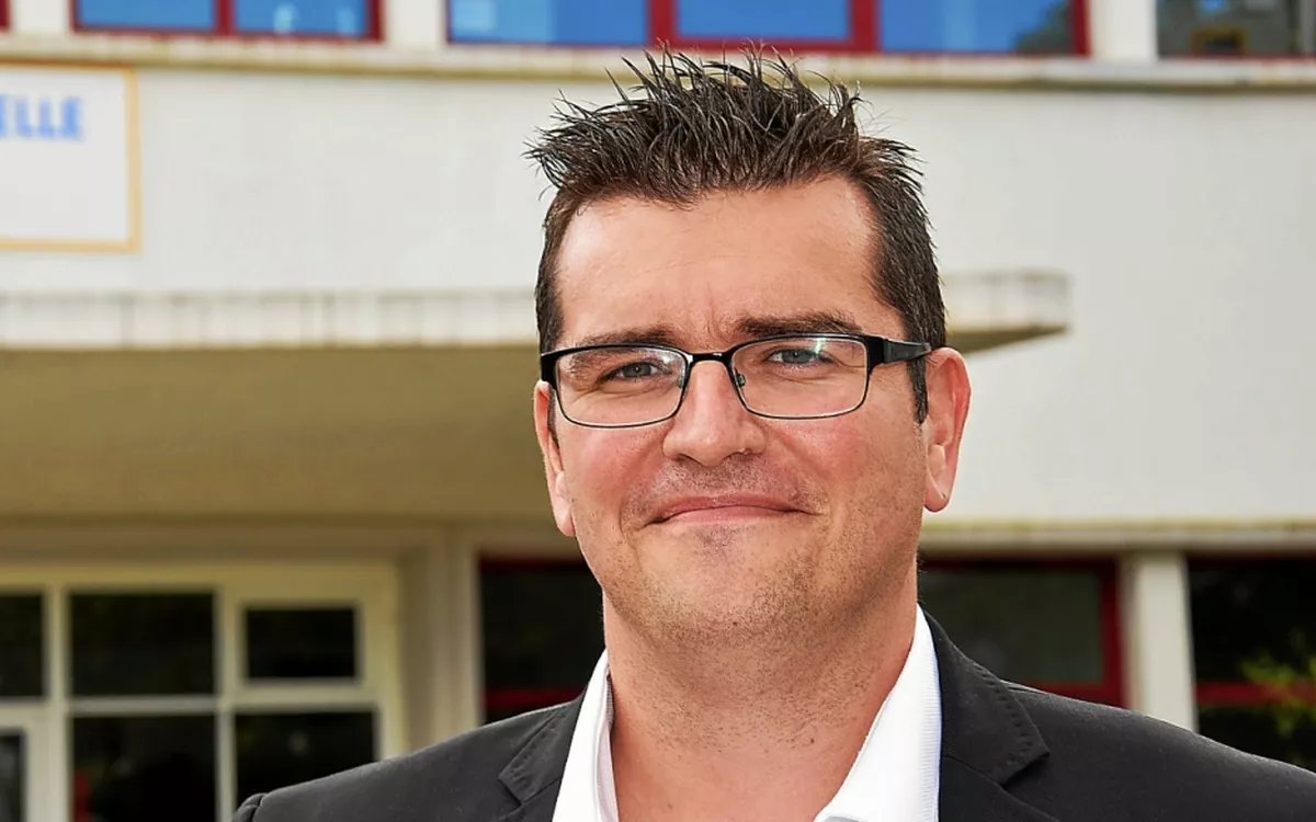 DirectBrut's tweet photo. 2⃣ Gaël Le Fur (ancien premier adjoint au maire de Lorient)  

Mis en cause pour :
- Viols et agressions sexuelles sur mineurs
- Corruption de mineur
- Détention d’images pédopornographiques https://t.co/po9QlQ8DaT