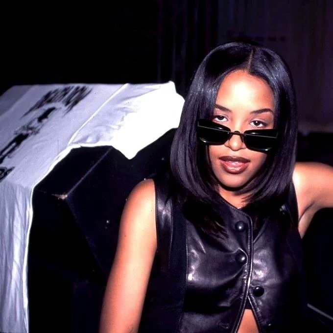Aaliyah_Fanatic's tweet photo. Leather was Aaliyah's look. That's not to say she was the first to wear it. But she made it her own, and it's become as synonymous with her as it was with anyone else who wore it. https://t.co/EtJfoGd9Qm