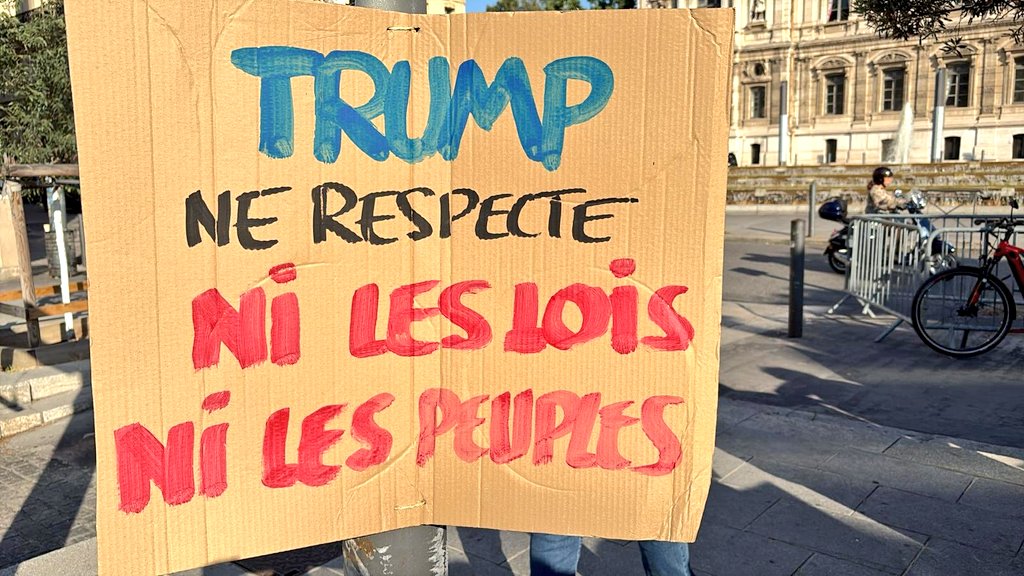 EmbaCubaFrancia's tweet photo. 🚩Mobilisation à Marseille🇫🇷 en soutien à #CUBA

🇨🇺 HOY‼️ Movilización en Marsella en apoyo a Cuba

Des collectifs solidaires se sont rassemblés aujourd'hui dans le centre-ville de @marseille pour exiger la fin de l'agressivité du gouvt🇺🇲.

#TumbaElBloqueo #CubaNoEstáSola
Más 👇 https://t.co/5E2kErfCyJ