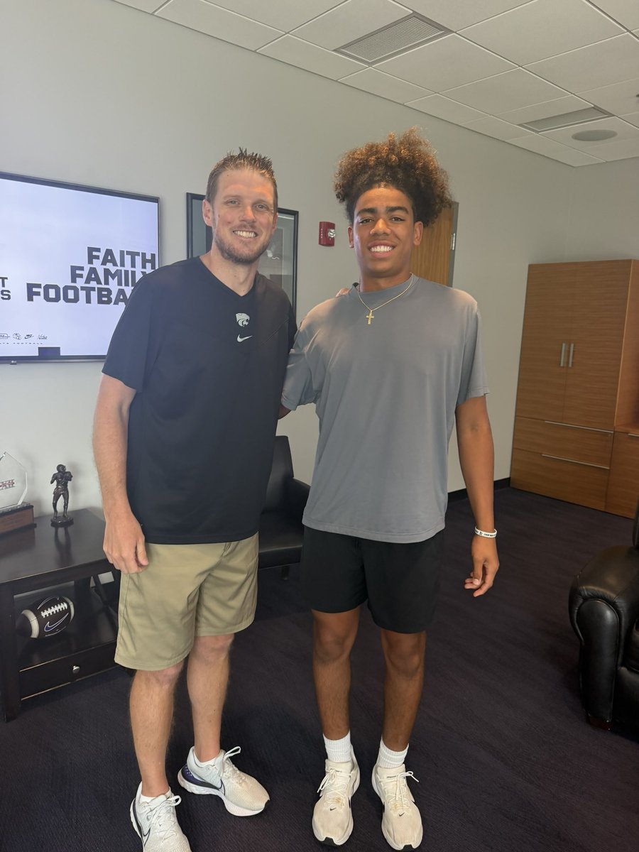 TheNashHenry's tweet photo. Had a great time today in Manhattan! Thank you @KStateFB for having me on a visit! @CK_KleinCollin @Coach_Ellsworth @Coach__Gleeson @Dylan_Foster30 @spedbraet @MikeRoach247 @Andrew_Ivins @BrandonHuffman @adamgorney @Josh_Scoop @BlairAngulo @samspiegs @NNCoachJones @QCoachMoore https://t.co/Op6MJCrJRX