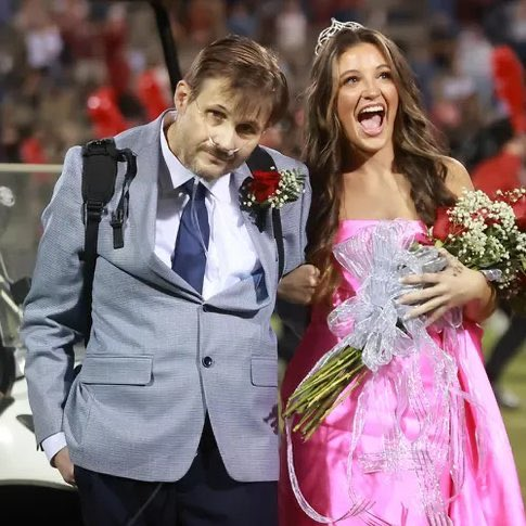 porqueTTarg's tweet photo. "Gran padre"

Porque un padre con cáncer terminal hizo un último esfuerzo para acompañar a su hija en su coronación como reina del baile. https://t.co/erYgPN05OU