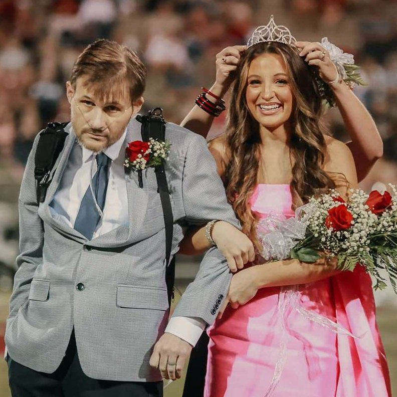 porqueTTarg's tweet photo. "Gran padre"

Porque un padre con cáncer terminal hizo un último esfuerzo para acompañar a su hija en su coronación como reina del baile. https://t.co/erYgPN05OU