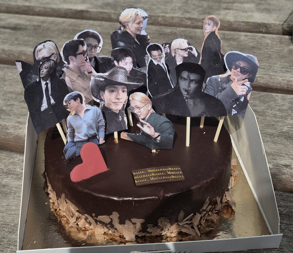 maevionart's tweet photo. I hope you all like my dilfjccng cake https://t.co/jQSDusB8qT