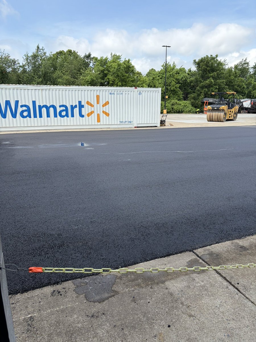 Tai_Kamiya's tweet photo. @DicksonSevereWx And at Walmart, the parking lot repaving is making that heat 10 times worse! https://t.co/0xa0iSLRvg
