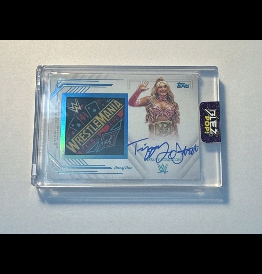 samwwesamwwe's tweet photo. ๐จ JUST LISTED ๐จ
Tiffany Stratton 2025 Topps Royalty WWE WrestleMania 41 1/1 Patch Auto has hit eBay for $60K OBO!
๐ฐ Fair price or way too high?
#wrestlingcards #toppsroyalty https://t.co/CrZB6ezLL9