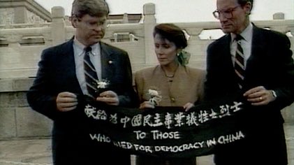 SingChow9's tweet photo. In 1991, right at Tiananmen Square, Nancy Pelosi and fellow U.S. Congressmen unfurled this banner:
“To those who died for democracy in China”
The CCP police chased them away immediately, but the truth endures. We will never forget June 4th. Never forget. 🕊️
#Tiananmen #8964 #June4th #NeverForget