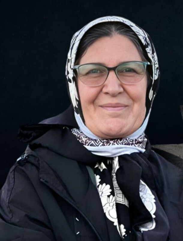 CSDHI's tweet photo. Des rapports provenant de la prison de Vakilabad à Machhad indiquent une détérioration de l’état physique et mental d’Ameneh Birghadari, une détenue politique de 61 ans originaire de Fariman.
Cette détenue politique a été victime d’une crise nerveuse et de graves problèmes de santé, dans un contexte où son mari, après sa dernière arrestation, a été victime d’un accident vasculaire cérébral et se trouve dans le coma depuis plusieurs mois.
Par ailleurs, la maladie de cancer de la moelle osseuse de son enfant s’est aggravée. L’ensemble de ces circonstances exerce une forte pression psychologique sur Ameneh Birghadari et accroît les inquiétudes concernant sa santé et sa vie.