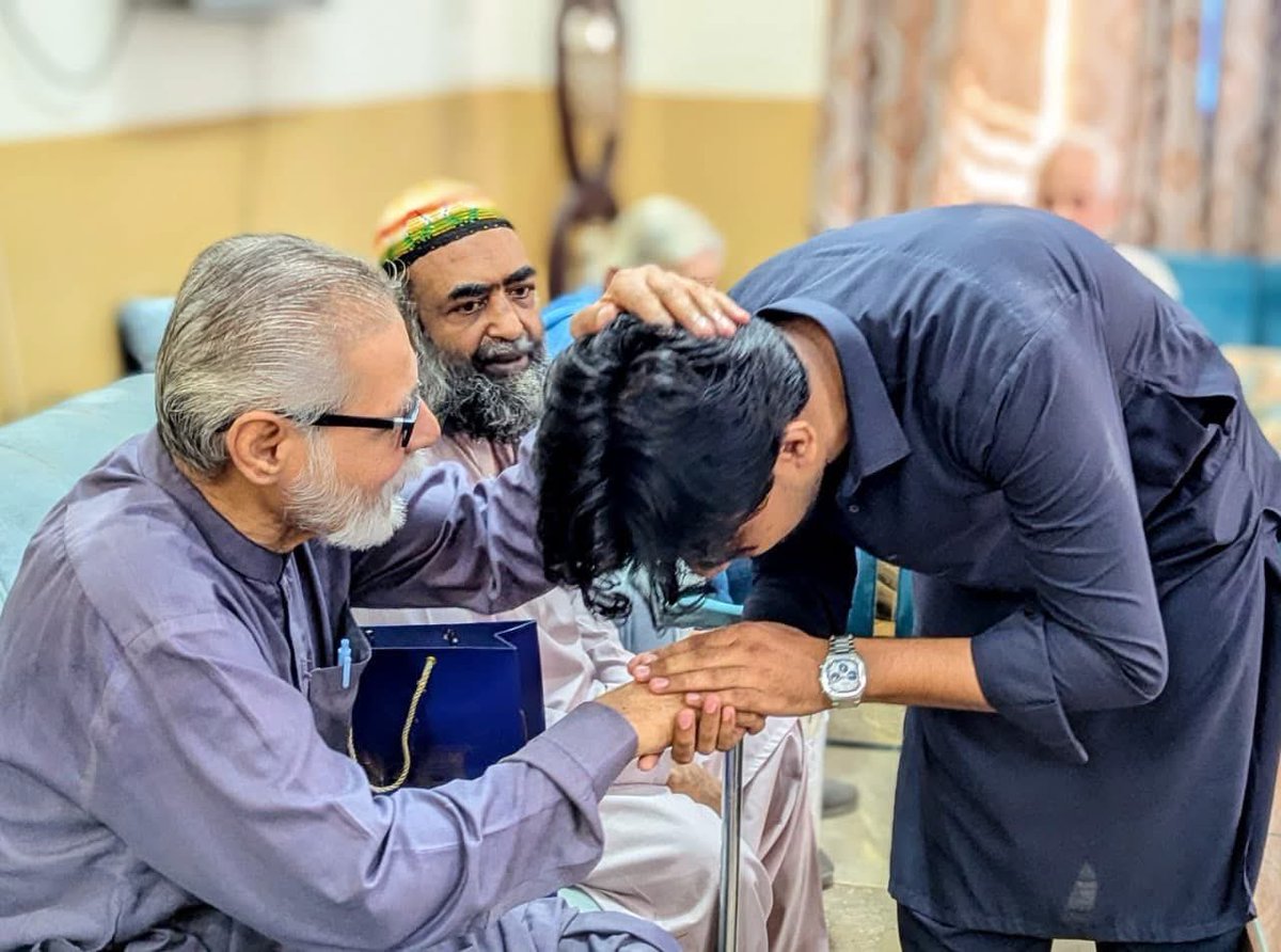 jdcfoundationpk's tweet photo. DHA Suffa University 
کے طلبہ و طالبات نے جے ڈی سی کے دوسرے اولڈ ایج ہوم میں مقیم بزرگوں کے ساتھ وقت گزارا اور بزرگوں میں تحائف تقسیم کیے https://t.co/jsvAeTZl9O