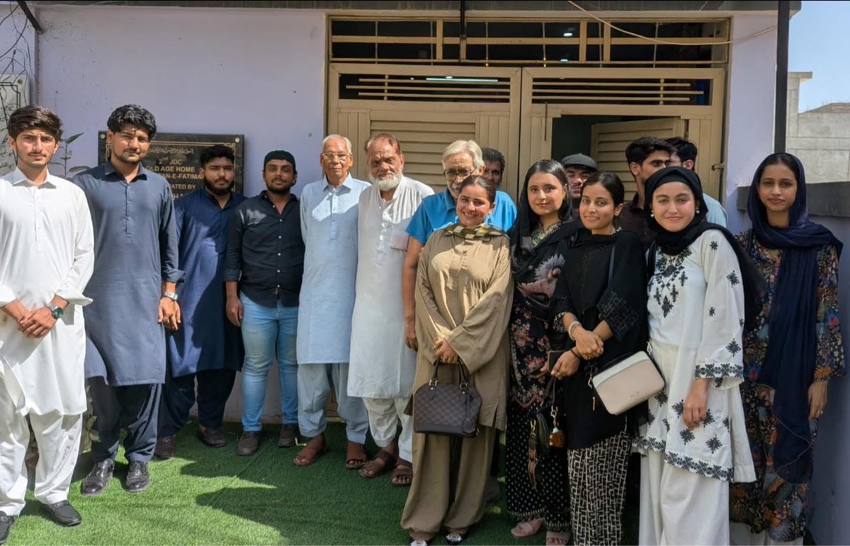 jdcfoundationpk's tweet photo. DHA Suffa University 
کے طلبہ و طالبات نے جے ڈی سی کے دوسرے اولڈ ایج ہوم میں مقیم بزرگوں کے ساتھ وقت گزارا اور بزرگوں میں تحائف تقسیم کیے https://t.co/jsvAeTZl9O
