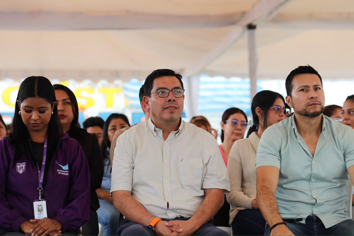 BDEcuadorBP's tweet photo. 🚜Más de 46 mil personas se beneficiarán con mejores vías para movilizarse, trabajar y producir en #Naranjito.

Con financiamiento del #BDE por USD 1.1 millones, el GAD Municipal de #Naranjito incorporó nuevo equipo caminero que fortalecerá la atención vial y contribuirá al bienestar de la población.

🤝 Una gestión que hoy se hace realidad y demuestra el compromiso del presidente @DanielNoboaOk con el desarrollo y bienestar de los territorios.

El acto contó con la presencia del #GerenteGeneralBDE,  @CRiveraBautista y el alcalde Cristian Suárez; quienes resaltaron la importancia del trabajo articulado entre el Gobierno Nacional y los gobiernos locales.

#GestiónQueTransformaTerritorios