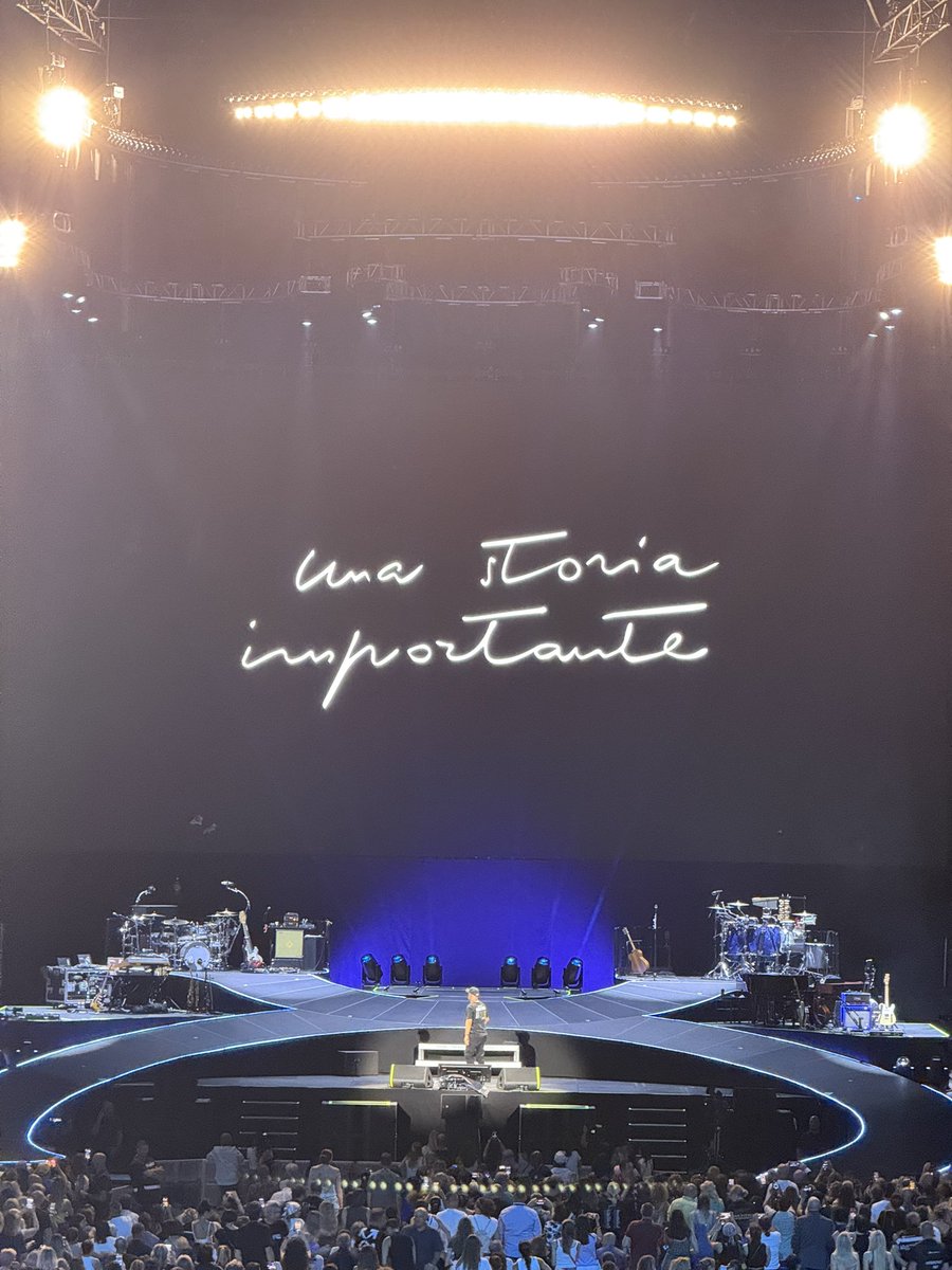 _alius_'s tweet photo. Stasera @RamazzottiEros #sansiro che magia! #erosramazzotti #unastoriaimportante https://t.co/acFiaUOgAv