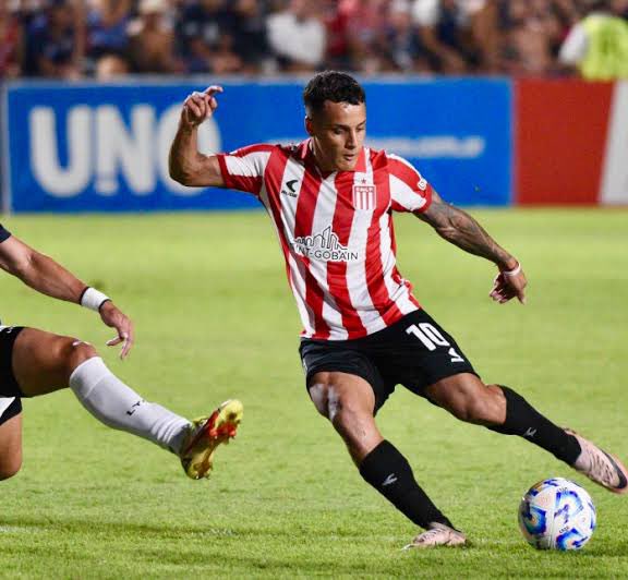 LARGOESPN's tweet photo. Seu time precisa de um camisa 10, esse é o cara. 👇 👀⚽️

Tiago Palácios de 25 anos é Argentino, naturalizado Uruguaio, meia campo ofensivo e  também joga como ponta pela direita, habilidoso, líder, criativo, driblador, e um grande finalizador.

Um dos grandes responsáveis pela campanha do Estudiantes na Copa Líbertadores e artilheiro do time de La Plata foram 3 gols em 5 jogos.

Seu contrato vai até dezembro de 2027 e segundo o Transfermarkt seu passe custa 4.5 milhões de euros.