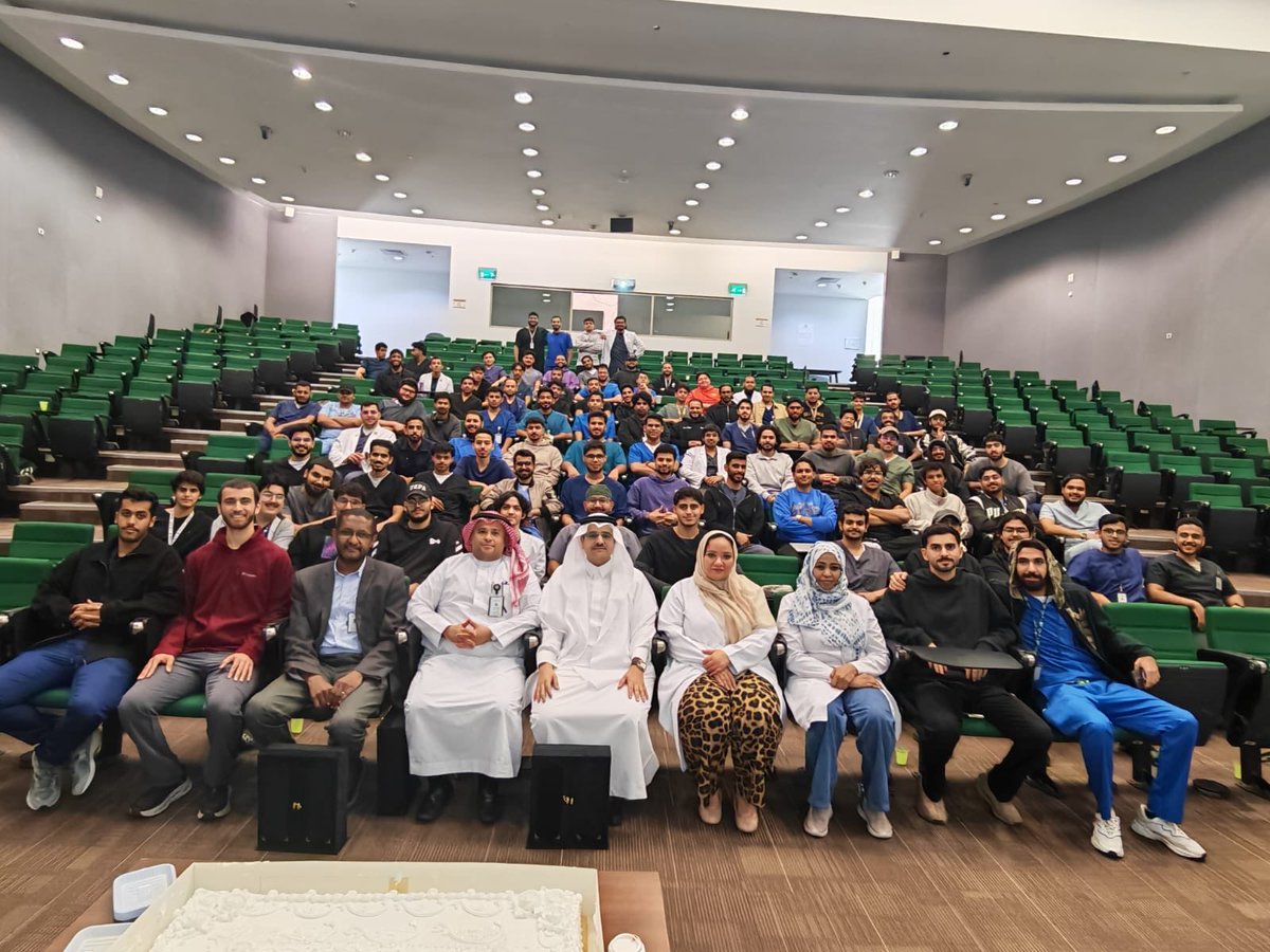 3ziz0__'s tweet photo. اليوم قفلنا صفحة الـ Phase 2 وانتهينا من آخر يوم دوام في سنة رابع بفضل الله🙏.
مرحلة مليانة بالتحديات والسهر، لكنها تهون بوجود زملاء صاروا بمثابة إخوان، وبدعم من دكاترتنا اللي نفخر فيهم وشاركونا هذي اللحظة🌟. فخور جداً بانتمائي لباتش ١٣، وشكر خاص لليدرز  @2m47_ و @AminBinsaddiq الي ما قصروا ابدأ خلال السنة 🐐.
خطوة أقرب للحلم، ونسأل الله التوفيق في  القادم. 🤍🩺