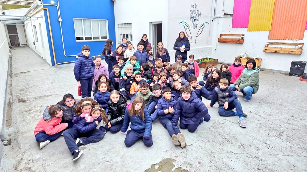Val_Fabian's tweet photo. Hoy en la escuela del #Libertador compartimos una hermosa jornada de trasplante de aromáticas🌿 (romero, orégano, menta y ciboulette) y ornamentales🌼 (statice, coquetas, tulbalghias y caléndulas).🌱
¡La huerta viene creciendo muy bien! un gran trabajo comunitario lleno de aprendizajes y amor por lo que hacemos.💚
Cada planta 🌱que incorporamos es una oportunidad para aprender, cuidar el ambiente y fortalecer los lazos entre quienes forman parte de este hermoso proyecto.
Seguimos sembrando valores, compromiso y futuro junto a toda la comunidad.🌿✨
#EnEquipo🙌