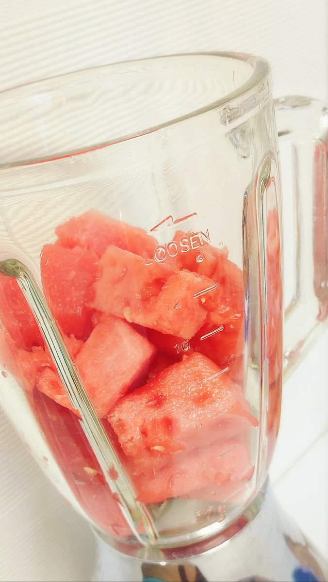 65rinrinrin's tweet photo. スイカジュースを作ろっ🍉 https://t.co/oN55z3g8GY