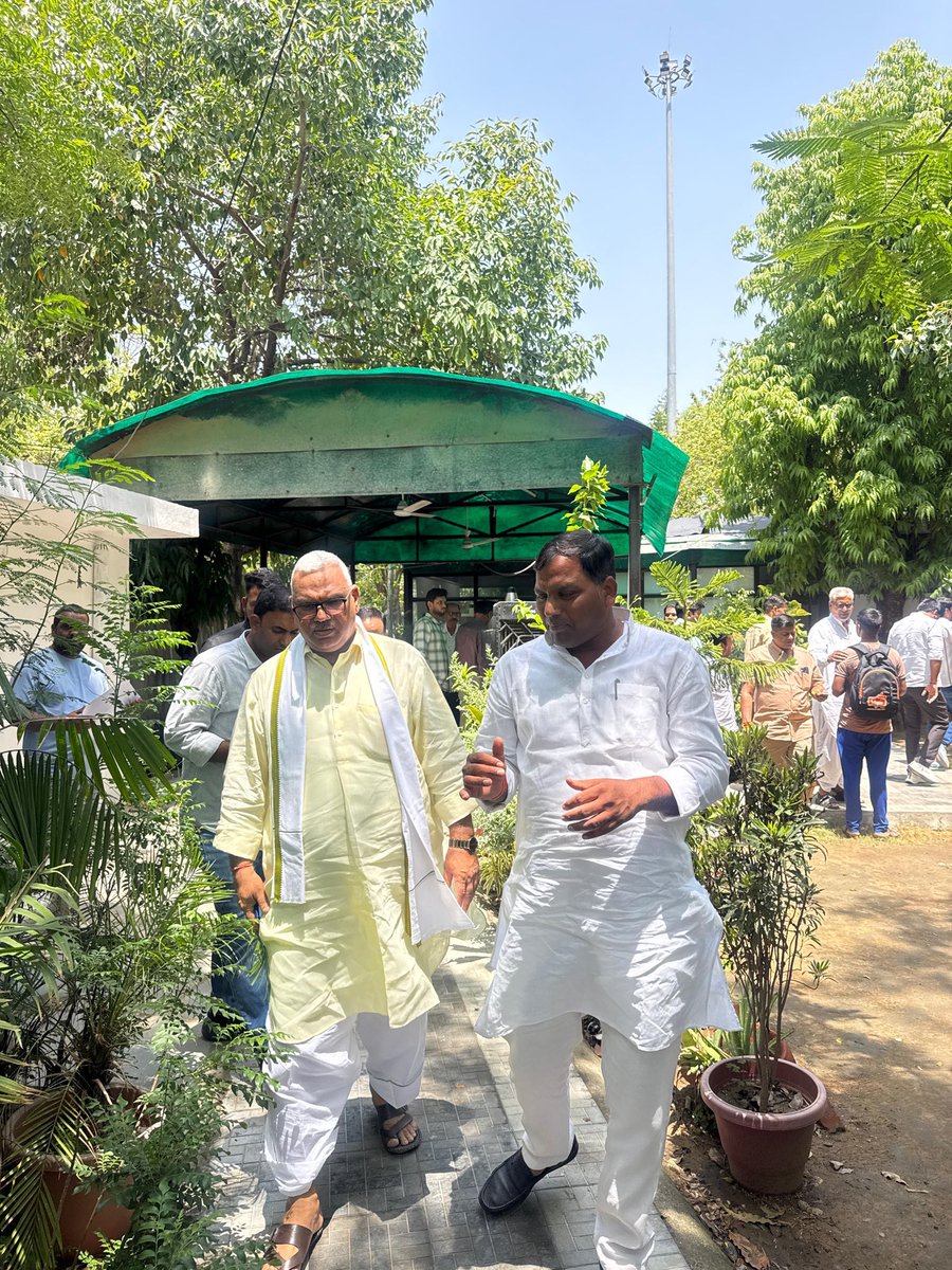 DevrajChad's tweet photo. आज राजस्थान सरकार के माननीय गृह मंत्री श्री जवाहर सिंहबेढ़म जी से आत्मीय मुलाकात कर विभिन्न जनहित एवं क्षेत्रीय विकास से जुड़े विषयों पर चर्चा की। उनका मार्गदर्शन और अनुभव सदैव हम जैसे युवा कार्यकर्ताओं के लिए प्रेरणास्रोत है।जनसेवा एवं विकास के संकल्प के साथ निरंतर कार्यरत हैं। https://t.co/GCpdwjKWr9