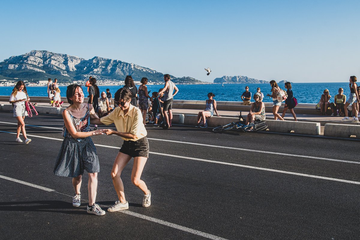marseille's tweet photo. Dimanche 21 juin, La Voie est Libre revient avec une édition spéciale nocturne pour la Fête de la Musique 🌙🎶 

De 17h à 23h sur la Corniche piétonnisée : groupes de musique, scènes latino, musiques urbaines, hits machine, musiques électroniques, disco...
https://t.co/USvaCRUQSt https://t.co/WXNlbxl963