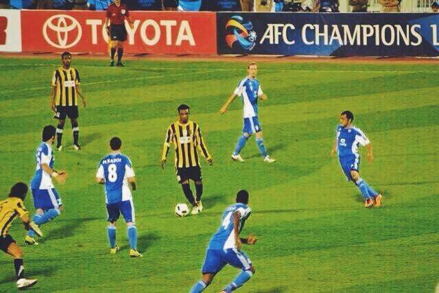 ittfc30's tweet photo. اسم الاسطورة محمد نور يتردد عندما يتم ذكر سؤال لاعب معتزل تريد رؤيته يشارك في مونديال 2026 ..

لا يمكن الحديث عن تاريخ الكرة السعودية دون التوقف عند محمد نور ، لاعب امتلك كل شيء الموهبة ، الشخصية ، الحسم ، والقدرة على صناعة الفارق نجم استثنائي ترك ارث كبير خلفه ، مسيرته الدولية لم تنصف حجم عطائه الحقيقي وهو احد اعمدة الاتحاد الثابتة بحصد البطولات 👑

محمد نور كان صاحب الهدف الذهبي الذي منح السعودية لقب كأس العرب 2002 ، كما كان صاحب الهدف الذي توج المنتخب بكأس الخليج 2003 ، آخر بطولتين حققها المنتخب السعودي الأول كان نور جزء كبير من تحقيقها ، بعد ذلك تمت محاربته لانه سحب البساط من الاساطير الورقية ، لاعب عظيم ومسيرة ذهبية في كل مكان يتواجد فيه ..

السؤال الحقيقي : من أين لنا نور اخرى ؟ 💛🇸🇦
