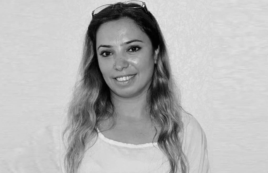 HDK_KONGRE's tweet photo. Deniz Poyraz'ı katledilişinin yıl dönümünde sevgi, saygı ve mücadele kararlılığıyla anıyoruz.

Deniz'in yaşamı da mücadelesi de bu topraklarda eşit, özgür ve demokratik bir yaşam özleminin parçasıydı. Onu aramızdan alan karanlığı da, bu karanlıktan beslenenleri de unutmadık. Hakikat ve adalet mücadelesini büyütmeye devam ediyoruz.

Deniz Poyraz'ın anısı mücadelemizde yaşıyor. Barışı ve demokratik toplumu birlikte kurma sözümüzü yineliyoruz.