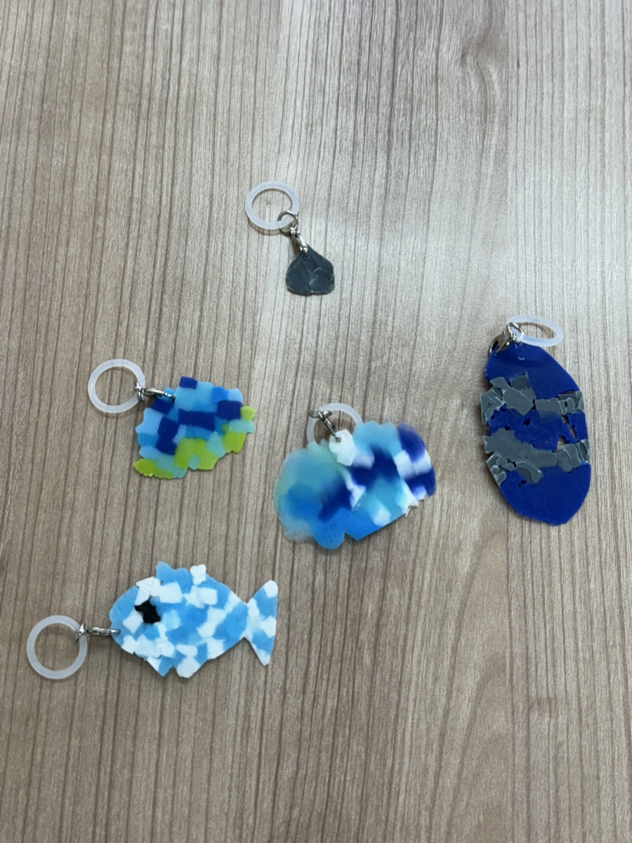 knocks_gifu's tweet photo. 身近な素材を使ったものづくりを楽しみました✨
保冷剤でアロマ消臭剤、ペットボトルキャップを活用してオリジナルの目印アクセサリー作り😊
アイデアを形にする楽しさを感じる時間になりました♪

#就労移行　#ノックス岐阜　#モノづくり https://t.co/mY7MLFjFGu