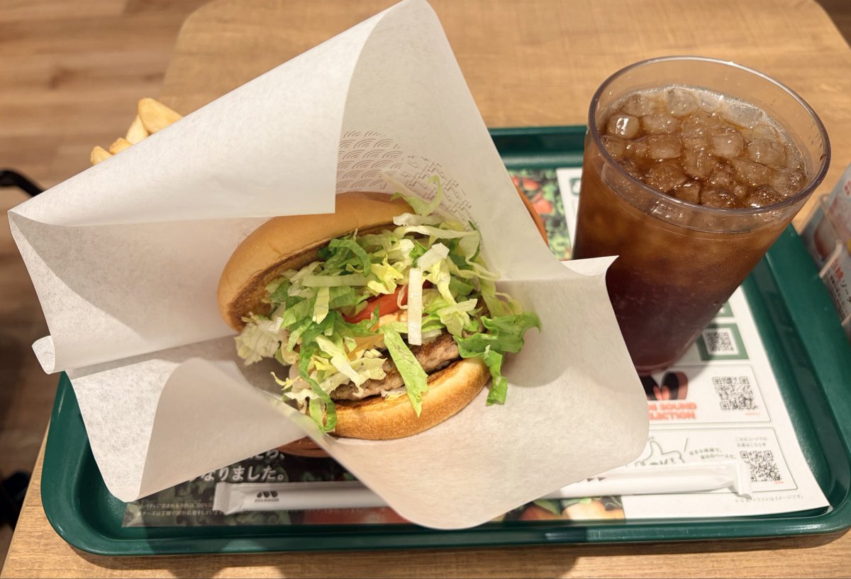 hankorochoco's tweet photo. モス野菜バーガー🍔
やはりモスは満足感が段違いだと思ふ https://t.co/GxsXSAhynX
