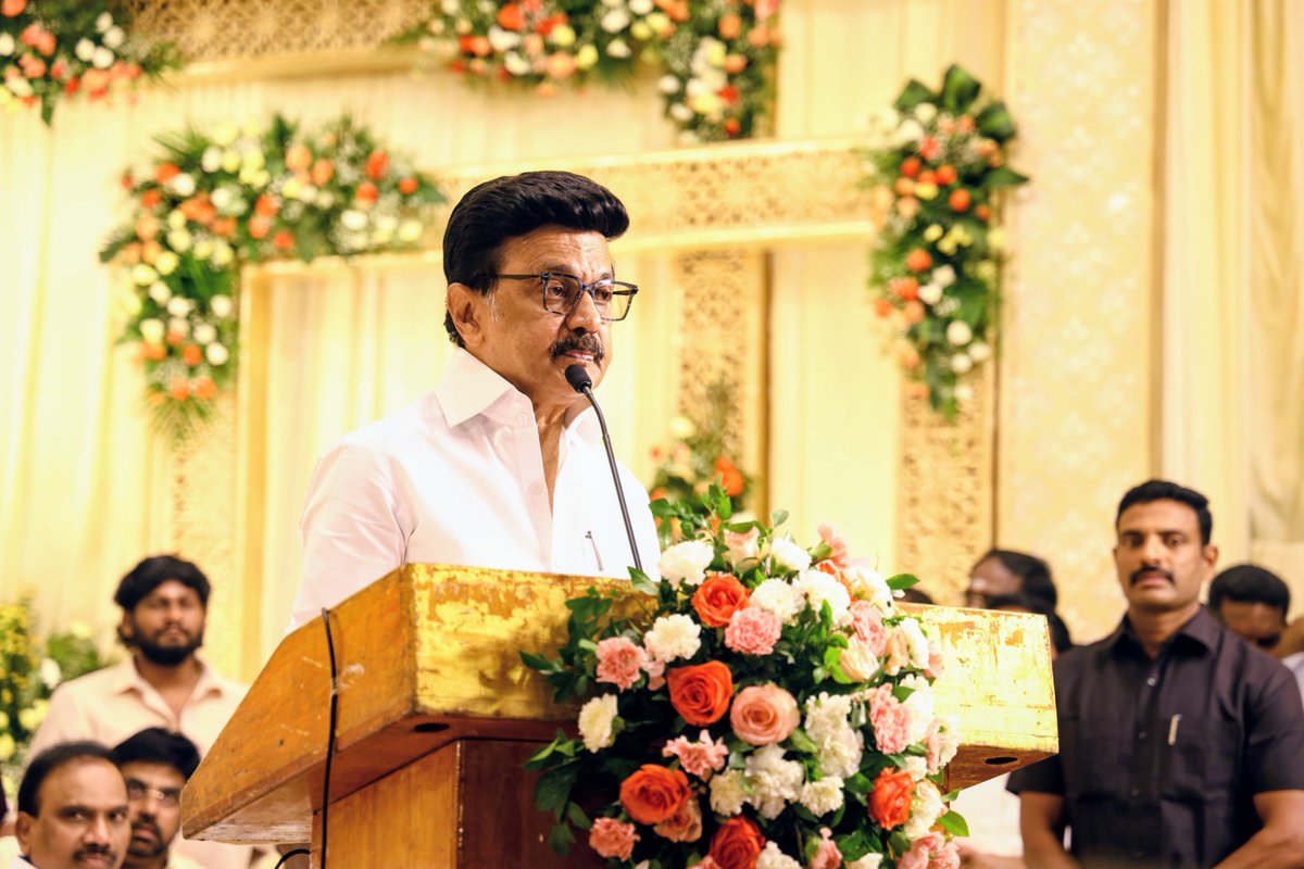 KanimozhiDMK's tweet photo. இன்று சென்னையில், கழக முன்னாள் பொருளாளர் - கழக உயர்நிலை செயல் திட்டக்குழு உறுப்பினர் திரு. ஆற்காடு நா.வீராசாமி அவர்களின் பேரன், நாடாளுமன்ற உறுப்பினர் திரு. @DrKalanidhiV அவர்களின் மகன் திரு. V.K.சித்தார்த் - திருமிகு. S.ஆஷ்ரயா காயத்ரி இணையரின் திருமண விழாவில் கழகத் தலைவர் அவர்களுடன் கலந்துகொண்டு, மணமக்களை வாழ்த்தினோம்.