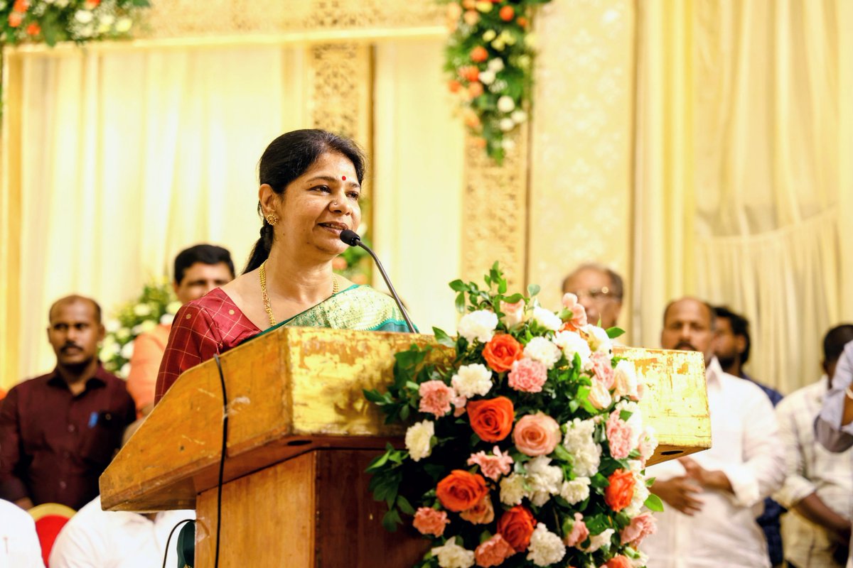 KanimozhiDMK's tweet photo. இன்று சென்னையில், கழக முன்னாள் பொருளாளர் - கழக உயர்நிலை செயல் திட்டக்குழு உறுப்பினர் திரு. ஆற்காடு நா.வீராசாமி அவர்களின் பேரன், நாடாளுமன்ற உறுப்பினர் திரு. @DrKalanidhiV அவர்களின் மகன் திரு. V.K.சித்தார்த் - திருமிகு. S.ஆஷ்ரயா காயத்ரி இணையரின் திருமண விழாவில் கழகத் தலைவர் அவர்களுடன் கலந்துகொண்டு, மணமக்களை வாழ்த்தினோம்.