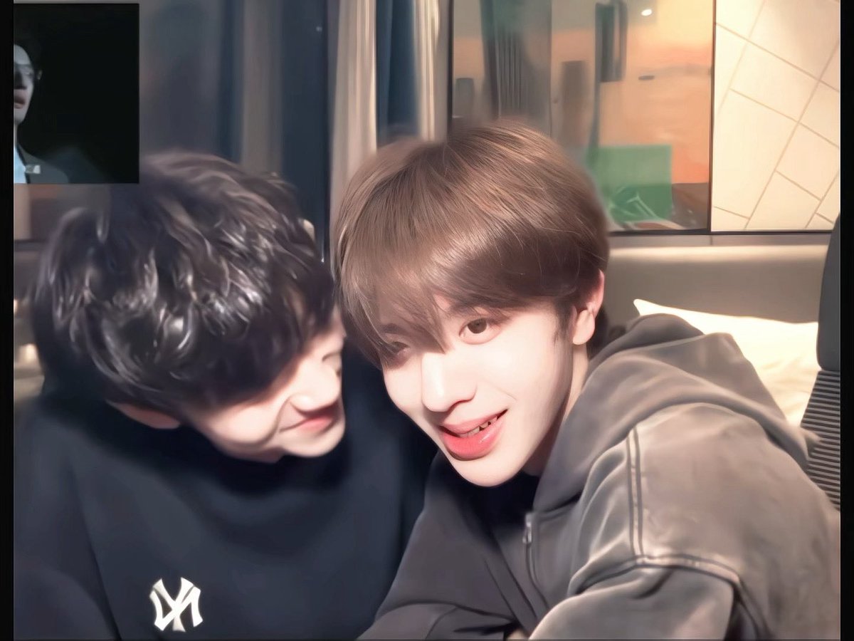 mochimochiiiJ's tweet photo. They recorded the reaction in Hangzhou, after they made up lol
No wonder they seemed to be even closer and not that shy when they saw the kiss scene haha https://t.co/U3dq4VNckv