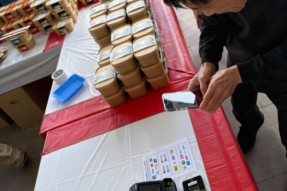 sbg_news's tweet photo. ─［ソフトバンクニュース］───
31万人が熱狂したF1™日本GPの裏側。ソフトバンクが挑んだ5G SAとミリ波による通信対策
────────────────

今年3月に三重県・鈴鹿サーキットで行われたF1™日本グランプリには、3日間で延べ31万人以上が来場しました。会場では、友人との連絡やSNS投稿、動画視聴、飲食店のキャッシュレス決済など、さまざまな場面でスマホによる通信が行われます。多くの人が集まる大規模イベントでは、通信の混雑への対策が欠かせません。
今回、ソフトバンクはエリクソンと共同で、5G SAやミリ波を活用した大規模なネットワーク対策を実施しました。対策の鍵となった技術の一つが、用途ごとにネットワークを仮想的に分ける「ネットワークスライシング」です。キャッシュレス決済やテレビ中継など、それぞれの用途に合わせた5つの専用の仮想ネットワークを用意しました。
また、「Massive MIMO」という技術を活用した基地局の展開や、ミリ波を活用したWi-Fi環境の整備などにより、会場内の通信容量を拡大。来場者がより快適にイベントを楽しめる通信環境づくりに取り組みました。