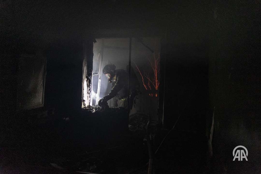 anadoluimages's tweet photo. Ukrainian firefighters respond to a residential building hit by a Russian drone attack in Druzhkivka, Ukraine https://t.co/wHrO0iB0i7

📸: Diego Herrera Carcedo https://t.co/25yeS0QUTS