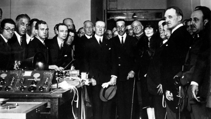 ForoHistorico's tweet photo. 📻🇪🇸 #TalDíaComoHoy hace 101 años comenzó a emitir Unión Radio Madrid desde el Edificio Madrid-París de la Gran Vía. 

A las 12:00, el rey Alfonso XIII inauguró la emisora pionera y germen de @La_SER que marcaría el futuro de la radio en España. https://t.co/1HK0tTM4XS