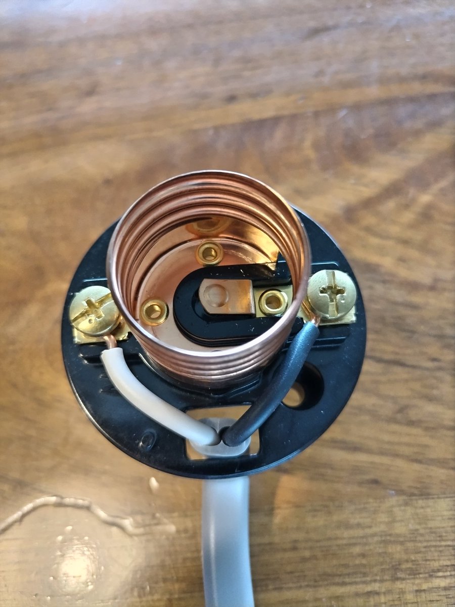BPM1904's tweet photo. 候補問題No.7
34分作業完了、その後確認したけど修正なし！
・2つの3路スイッチの配線の長さ違うの忘れてて少し焦った、圧着する前に一度配線確認ヨシ！
・コネクタ用の長さにするタイミングいつがいいかしら？ちょっともたつき有り

けどランプの配線は上達したかな？
#第二種電気工事士 https://t.co/UVxcayYjmp
