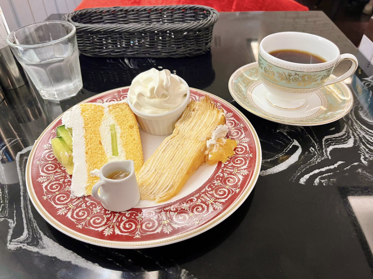 koha_haha's tweet photo. 仕事のおつかいでたまに行くけどゆっくりした事がなかったので歩きに行ってきた
一度入ってみたかったお店でケーキを食べてお城とあじさいを見てお土産に干物を買った、満足。 https://t.co/8nlWNDymrs