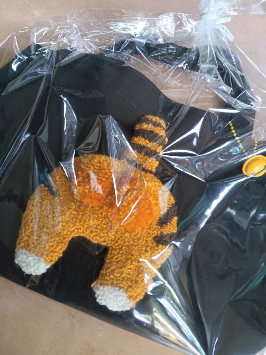 deadpool_shisui's tweet photo. 猫フグリがモフリシャス😺ω✨
ついに例のブツの入手に成功ス🎉
（もうすぐ帰宅する妻に強奪されるのだが…）
持ち手に鈴つけて頂いていたのでボールチェーンを通せる猫顔面緒締彫って合わせて首から鈴提げてる猫チャームにカスタマイズしよっかなとか妄想…
あとりえぷぷぷ様ありがとうございました！ https://t.co/9PFQEltTj1