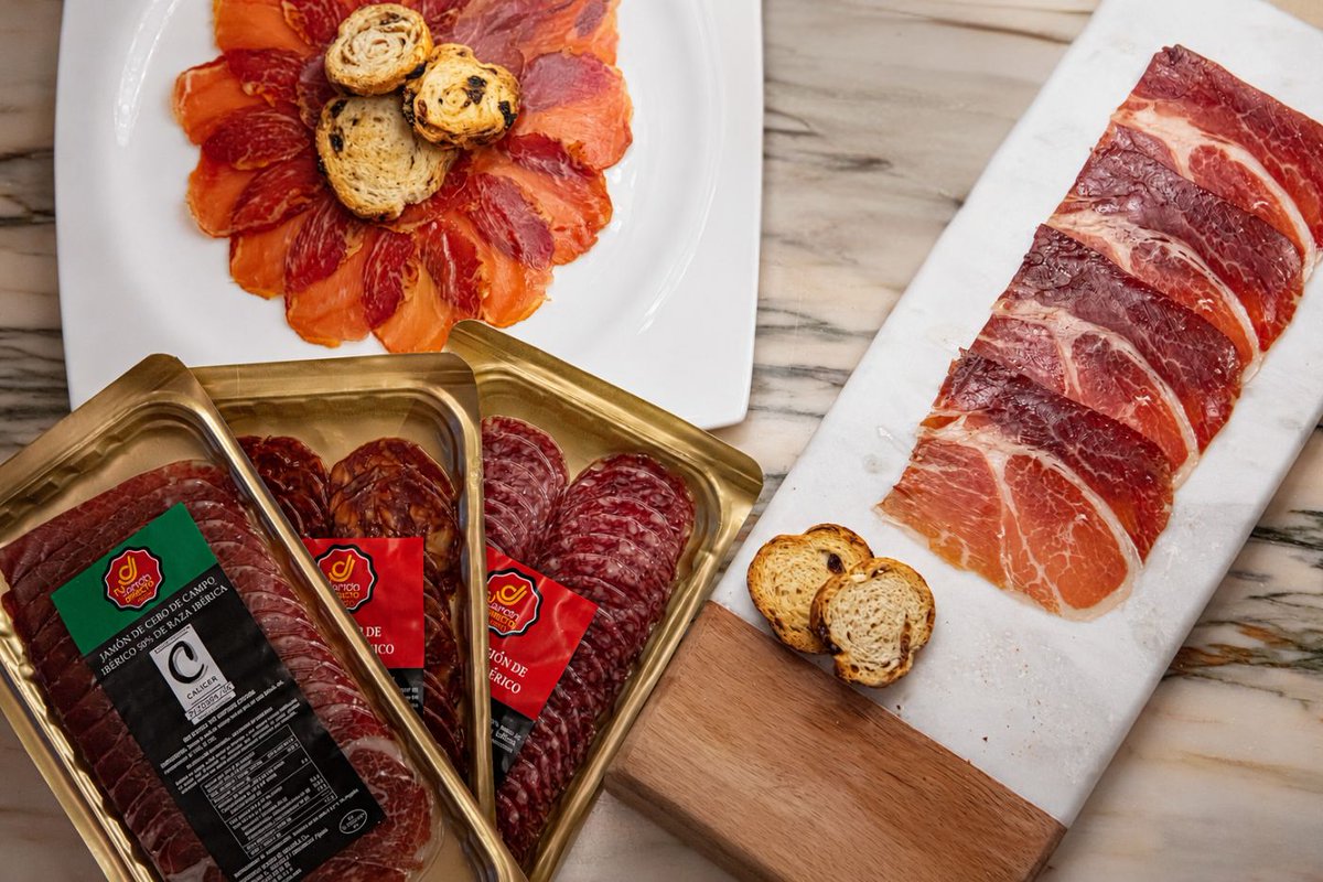 TuJamonDirecto's tweet photo. 🔥✨ #SanJuan: Si quieres convertirte en el anfitrión perfecto, tenemos el #pack ibérico ideal para sorprender a tus invitados. Una cuidada selección de nuestros mejores productos para preparar un #picoteo irresistible 🙌🤤. ¿Quién se apunta? 😍 https://t.co/TL8k0qObxn https://t.co/vnvN6LdnXG