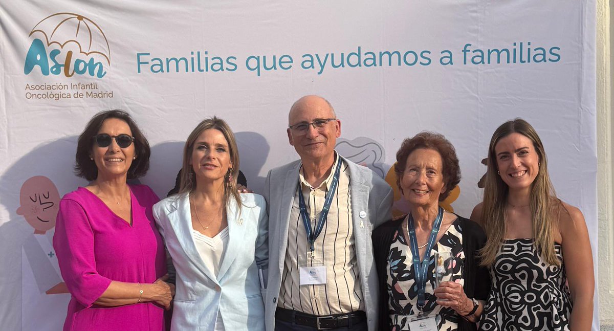 fleucemiaylinfo's tweet photo. 💙 La FLL acompañó a @ASION_ en la XX edición de sus Premios

@NievesCuenca compartió este encuentro con Javier Hortal, presidente de ASION, y Verónica Ortiz Díaz, presidenta de @cancerinfantil 

💚Enhorabuena a ASION por su gran labor y a todas las personas y entidades premiadas https://t.co/RPkhXTSgIF