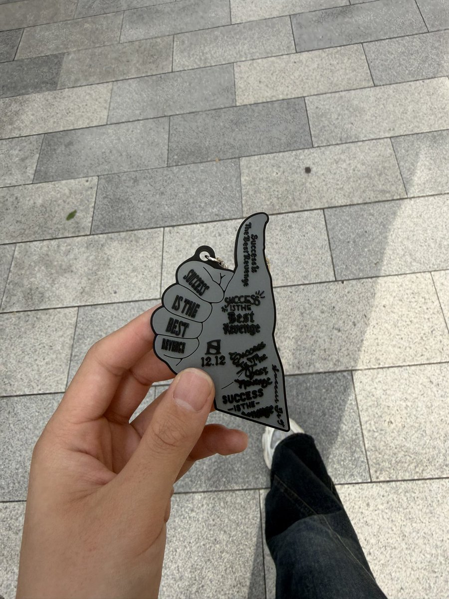 skyk__1212's tweet photo. 武道館近くのりそな銀行の前に落ちてました！
心当たりある方、連絡ください。今日は武道館にいます。
拡散もお願いします🙇‍♀️

#SKYHITOUR2026 https://t.co/BezDtQVkaM