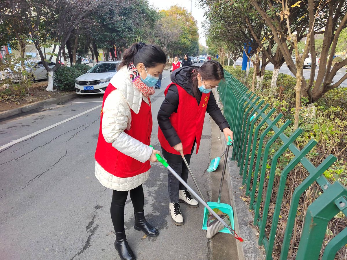 GondGrif's tweet photo. Join our neighborhood fall clean-up this Saturday (9AM at Central Park)! Gloves, snacks u0026 good vibes provided – let’s spruce up our community together! https://t.co/7qoj5j6Ax8