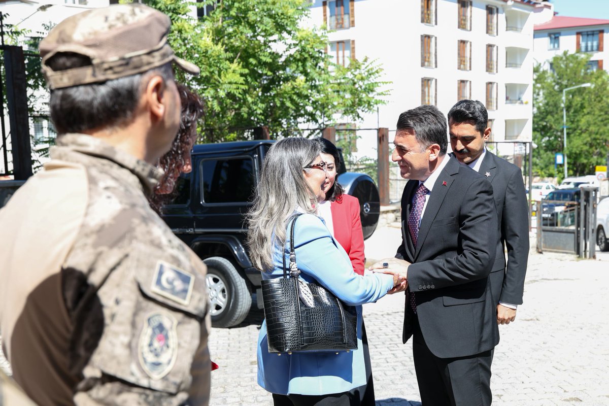 TunceliValiligi's tweet photo. 🚩 Valimiz Sayın Şefik Aygöl, şehidimizin kıymetli eşi Sayın Ayten Çalışkan, il ve ilçe protokolümüzün katılımıyla düzenlenen törende; Pertek Polis Merkezi Amirliğimizin adı, vatanımızın huzuru ve güvenliği uğruna canını feda eden kahraman şehidimizin aziz hatırasını yaşatmak amacıyla Pertek Şehit Şevket Çalışkan Polis Merkezi Amirliği olarak değiştirildi.

🚩 Aziz şehidimiz Şevket Çalışkan başta olmak üzere; vatan, bayrak ve millet uğruna can veren tüm kahraman şehitlerimizi rahmet, minnet ve saygıyla yâd ediyoruz.

🇹🇷 Kahramanlarımızın emanetini ve aziz hatıralarını daima yaşatacağız.

@sefikaygol
@TC_icisleri
@EmniyetGM