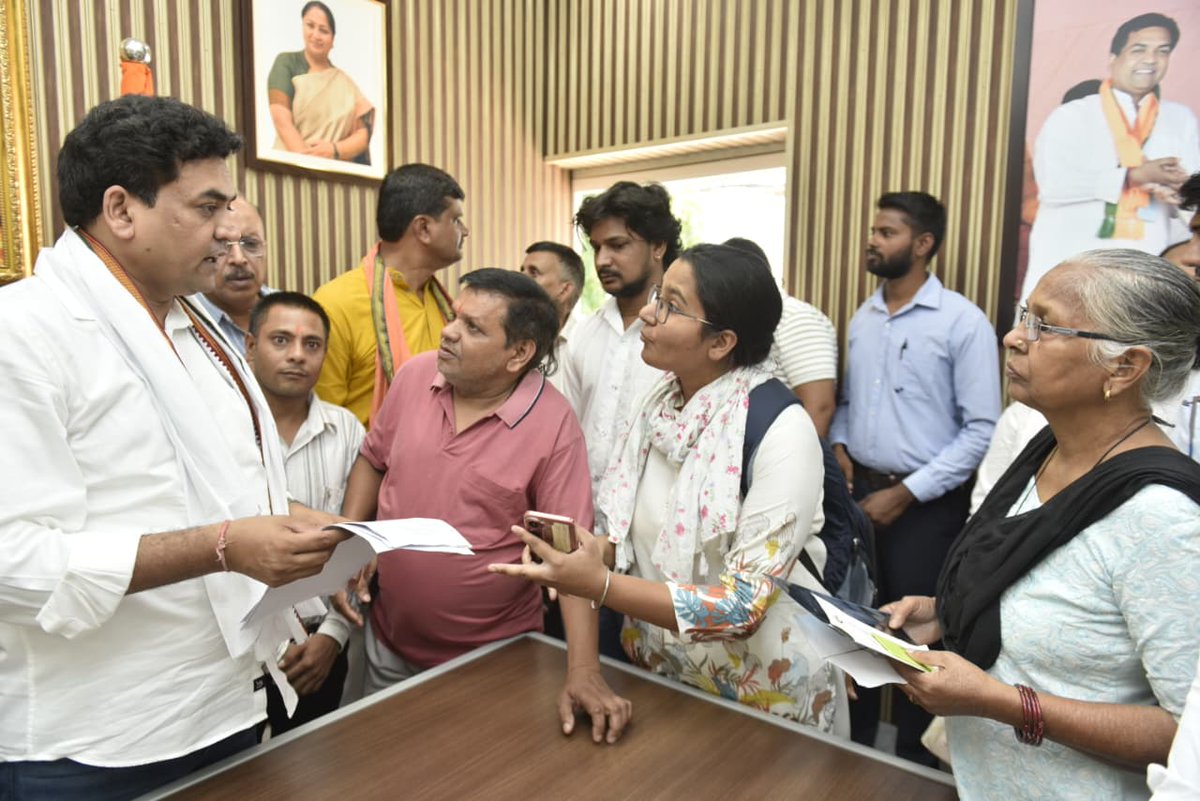 KapilMishra_IND's tweet photo. समस्या से समाधान तक की यात्रा ही संवाद है। 
दिल्लीवासियों की आवाज़ को मजबूती देना और उनकी समस्याओं का समाधान करना हमारा संकल्प है। 
आज लोगों से मिलकर उनकी समस्याओं को सुना व समझा और निवारण की व्यवस्था की। हम हर मुद्दे पर त्वरित और ठोस समाधान देने के लिए प्रतिबद्ध हैं। 
जनता के साथ सीधा संवाद और उनकी सेवा ही हमारा असली राजनीतिक रास्ता है। आपका विश्वास हमारी सबसे बड़ी शक्ति है।
