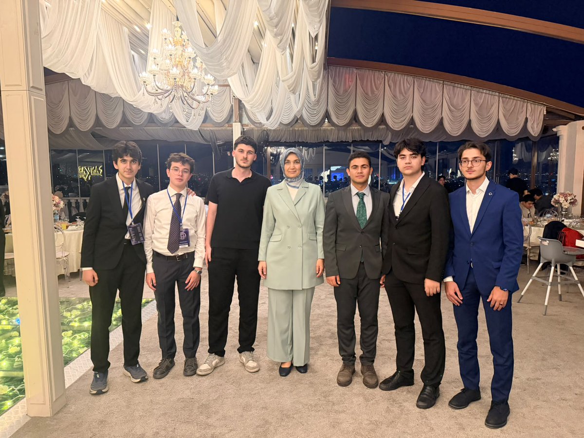 kubrayigitbasi's tweet photo. Mezunu olduğum; milli-manevi değerlerimizin, kişiliğimizin şekillenmesinde büyük rolü olan Tevfik İleri Anadolu İmam Hatip Lisesi tarafından düzenlenen ILERIVERSE’26 programına katıldık. Programda ülkemizin farklı illerinden gelen gençlerimizle buluştuk.

Stratejik düşünme, kriz yönetimi, liderlik ve yabancı dil becerilerini geliştirmeye yönelik bu kıymetli organizasyonda gençlerimizle hayata, ideallere ve mesleklere dair sohbet etme fırsatı bulduk.

Heyecanları, vizyonları ve geleceğe dair güçlü hedefleriyle umut veren her bir gencimize başarılar diliyor; bu anlamlı programın hayata geçirilmesinde emeği geçen okul müdürümüz, okul aile birliğimiz, destekçilerimiz ve değerli hocalarımıza teşekkür ediyorum. 🇹🇷✨