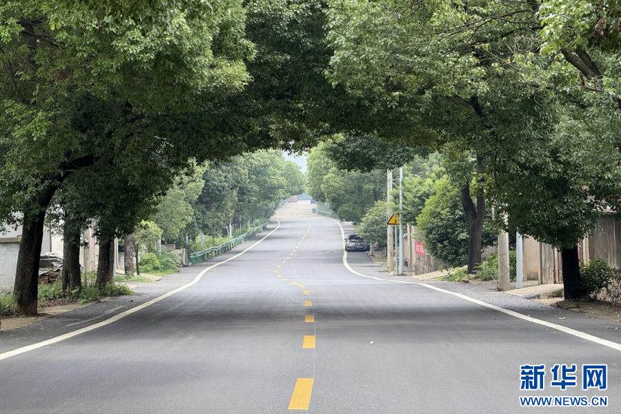 PDChinaBusiness's tweet photo. China has newly built or renovated 16,000 km of rural roads in the first four months of 2026, while the country's fixed-asset investment in rural roads totaled 82.11 billion yuan (about $12.13 billion) during the same period, according to the Ministry of Transport. https://t.co/nHt0MX0RSf