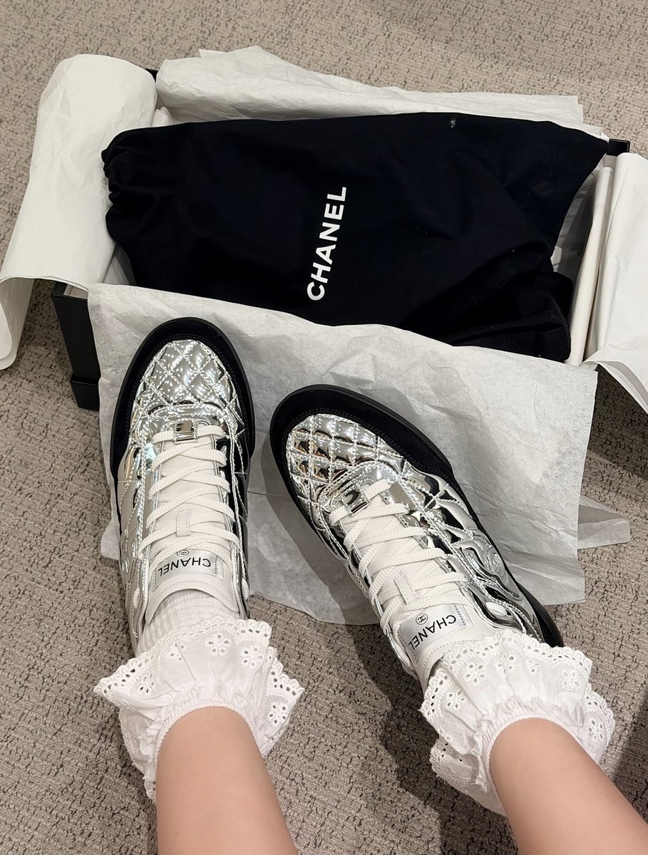 forkopi123's tweet photo. このバレエシューズ、やっぱり歩きやすくて好き🤍
あとスニーカーも気分で合わせるとちょうどいい感じになる。

その日の気分でゆるく選んでるだけなのに、意外とまとまるのが嬉しい✨#バレエシューズ #日常コーデ #ファッション https://t.co/1PiBBwdRKi