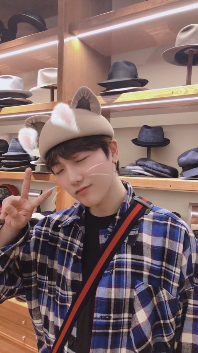 all_is_xlimi2t's tweet photo. 과한 모자도 써달라면 자아없이 써주는 남자
(사실본인이더재밌어할거같긴함) https://t.co/D1AOmJ70yK