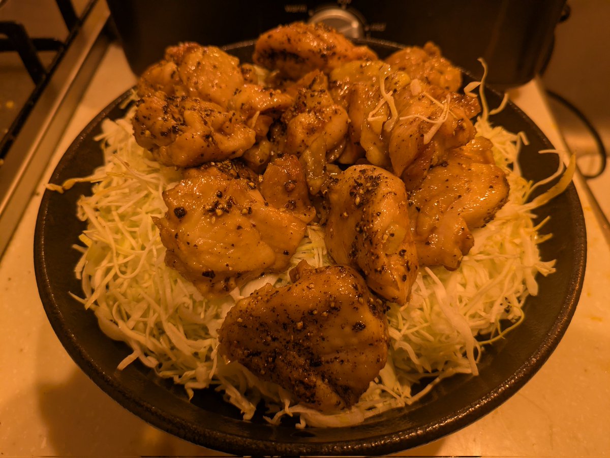 vtubebon's tweet photo. 在宅なのをいいことに悪ふざけみたいな量のブラックを鶏肉にぶっかけてバカみたいな昼食を食べている https://t.co/jgAdNu2n2J